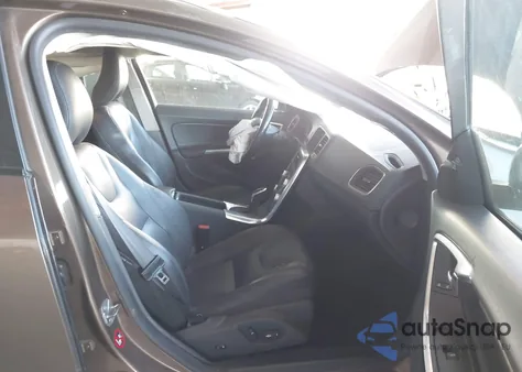 2018 Volvo V60 Cross Country T5 z USA, uszkodzony, nr VIN YV440MWK4J2058052